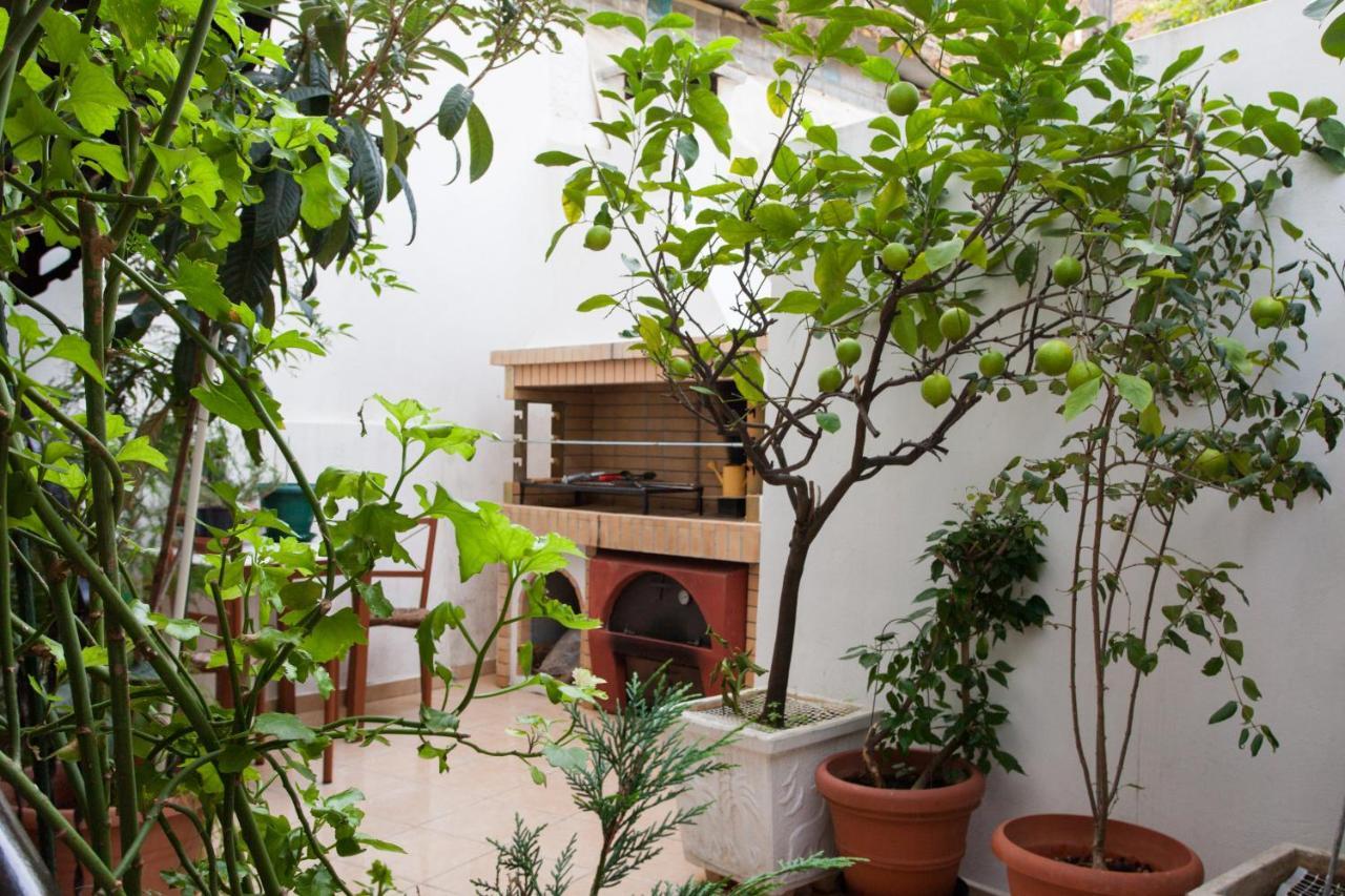 Psyri Neoclassical House With Yard アテネ エクステリア 写真