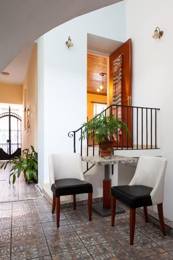 Psyri Neoclassical House With Yard アテネ エクステリア 写真