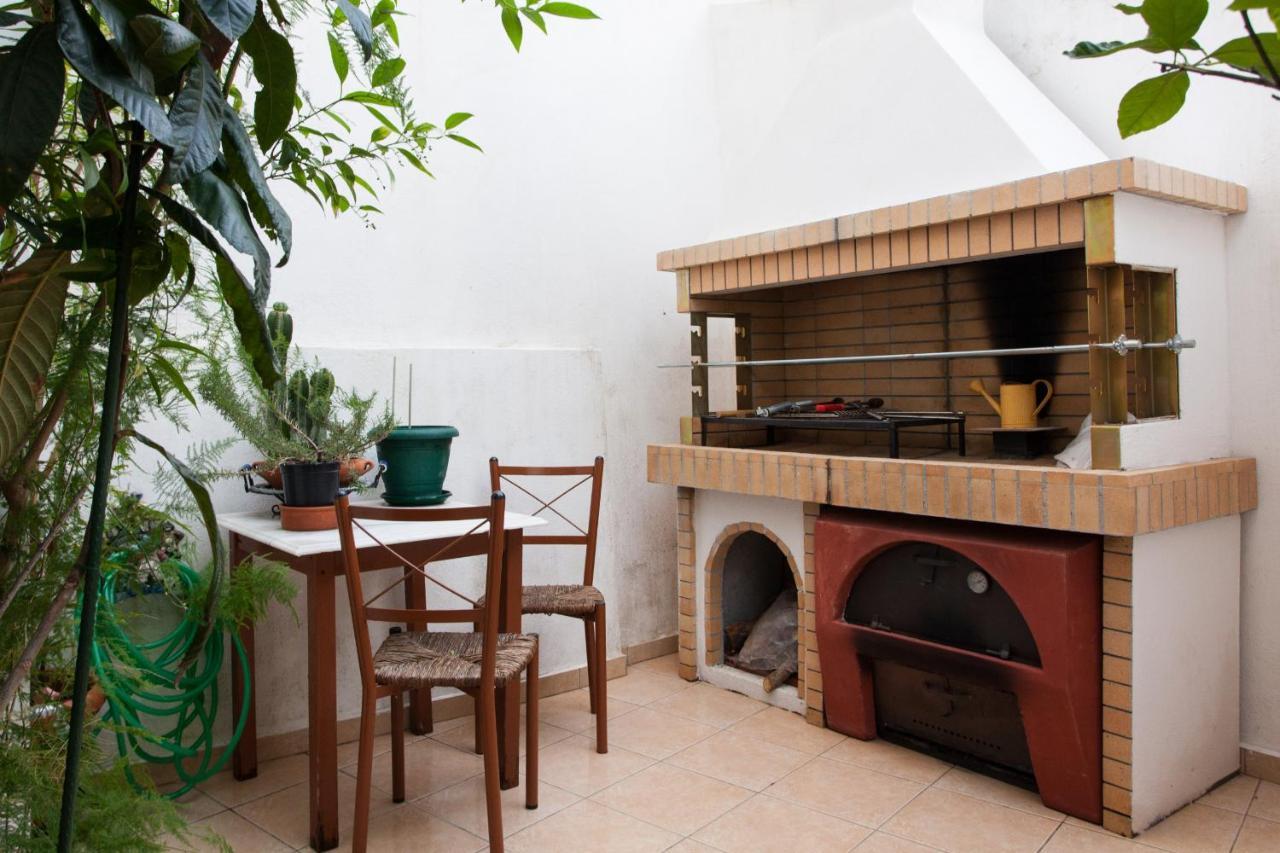 Psyri Neoclassical House With Yard アテネ エクステリア 写真