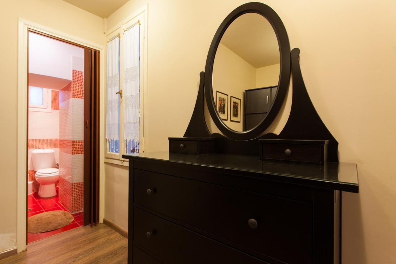 Psyri Neoclassical House With Yard アテネ エクステリア 写真